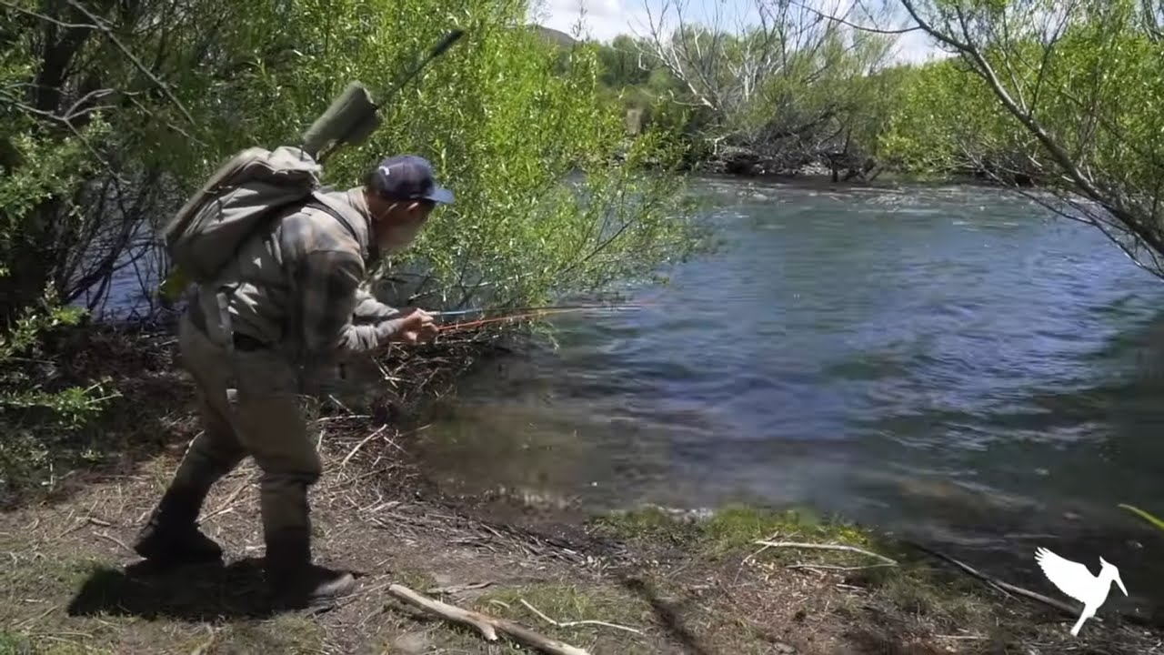 Pesca con Mosca Seca a pez visto Río Quillen junto a Familia Ochoa Aguas Arriba Patagonia Argentina