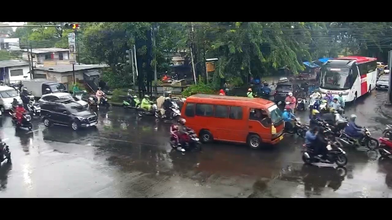 Detik Detik Kendaraan Ramai melintasi Lampu Merah