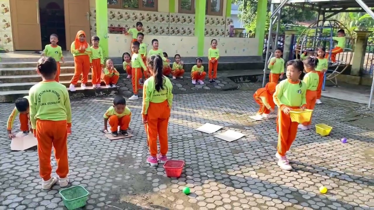 Kegiatan Fisik Motorik   : Estafet Kardus Jumput Bola dan Berjalan diatas Papan Titian dan Ban.