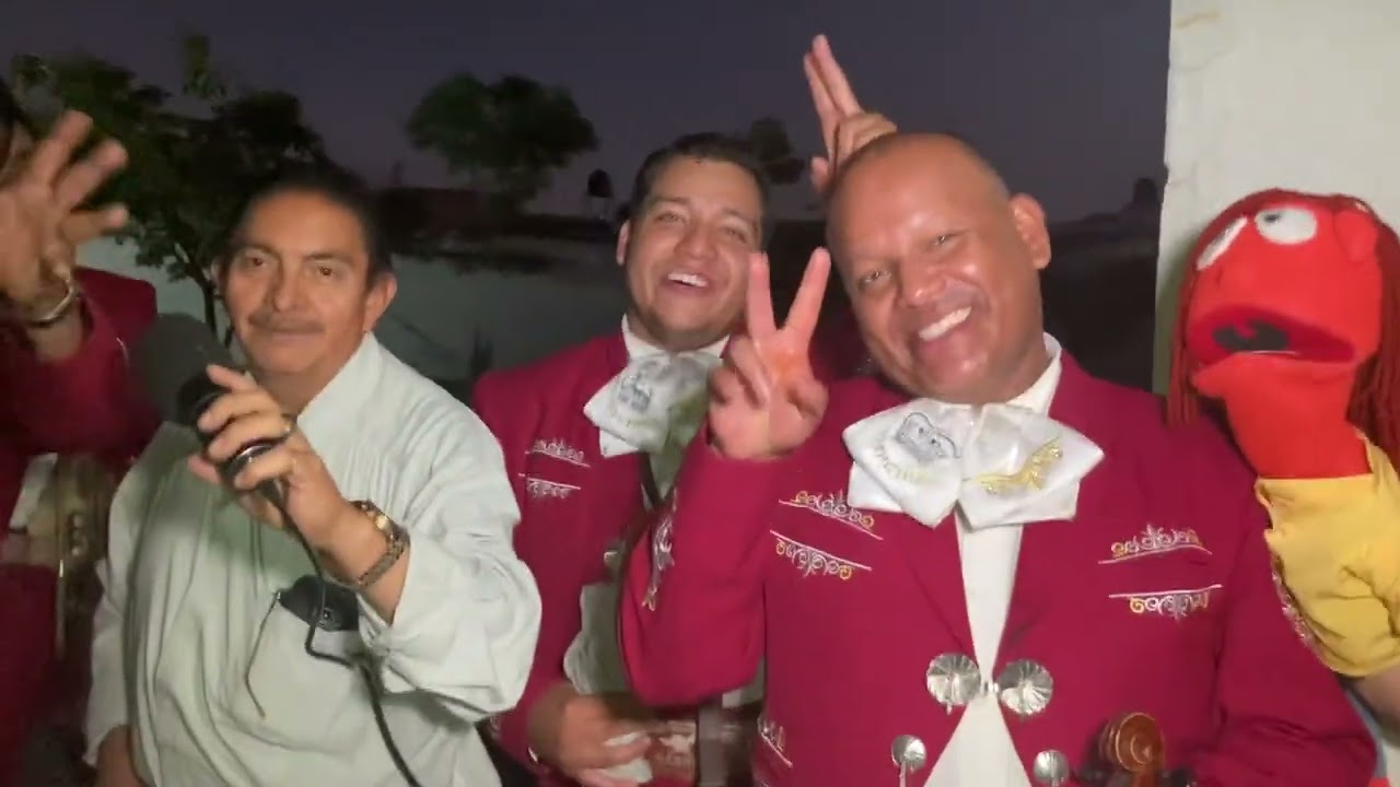 Mariachi imperial y la Reyna de Zamora. Maricruz
