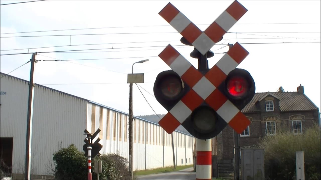 Antieke overwegbel in België//Very old RR-crossing bell in Belgium (Rue Reppe, Andenne)