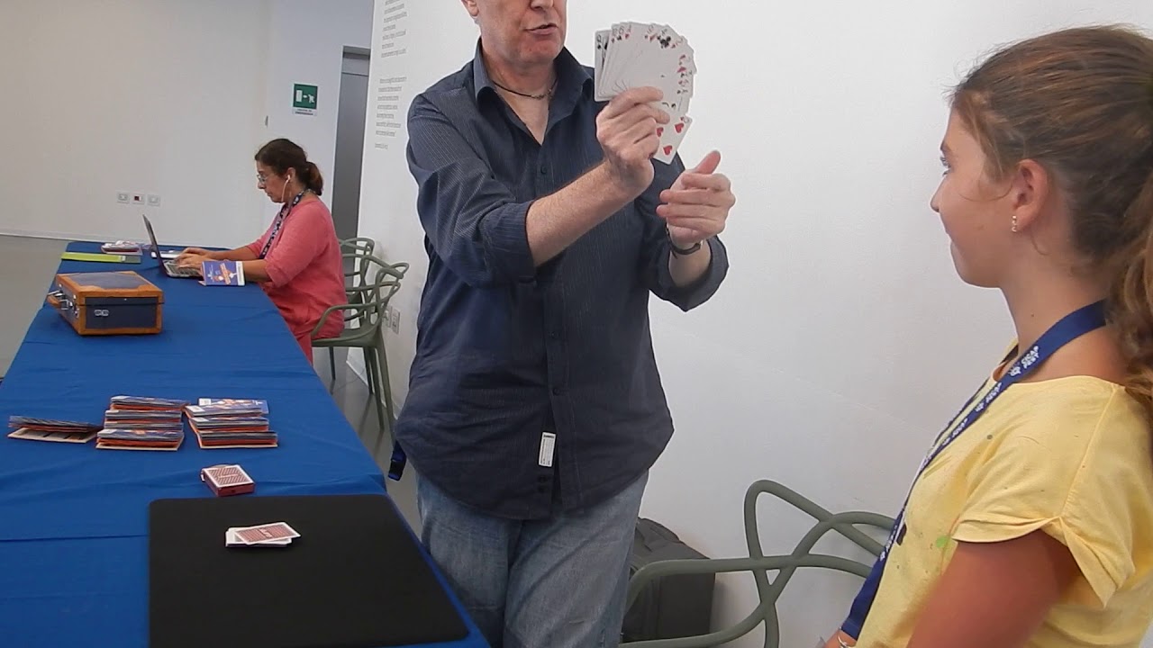 Gianfranco Preverino esegue uno sei suoi splendidi giochi di carte
