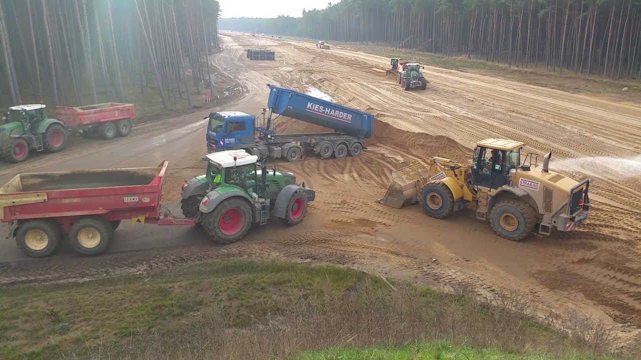 CAT 966C Wheelloader loading Fendt Vario's