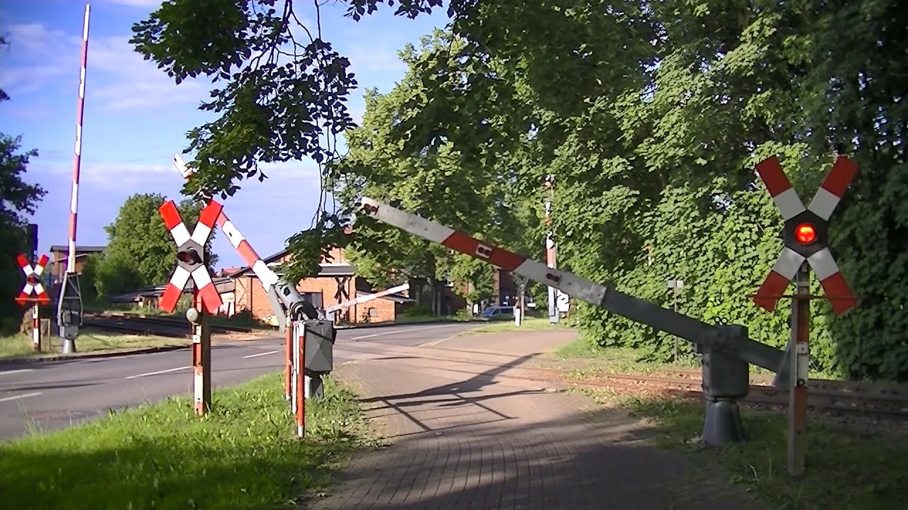 Spoorwegovergang Plau am See (D) // Railroad crossing // Bahn&uuml;bergang