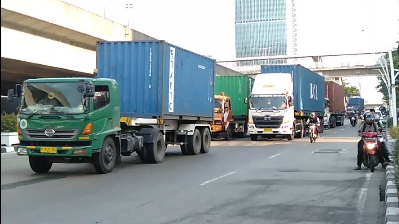 TRUK-TRUK KONTAINER BERIRINGAN MASUK TERMINAL PETI KEMAS TANJUNG PRIOK  