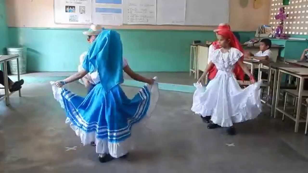 Baile folclórico El Torito Pinto de El Salvador por niños de 1er grado