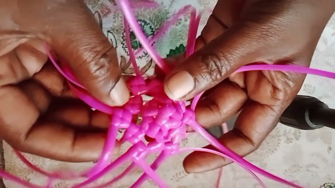 கூடை பின்னும் ஒயரில் அழகான பூ