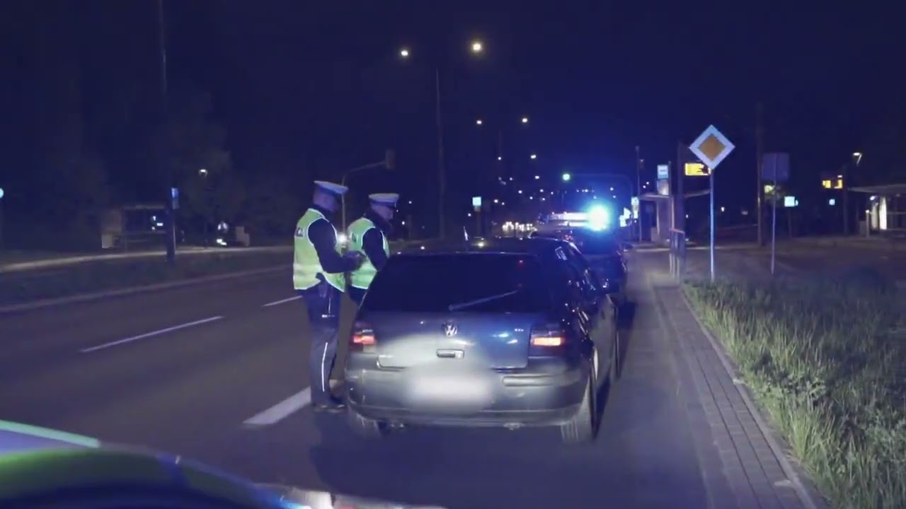 Zaroiło się od policji przy galerii w Olsztynie. 