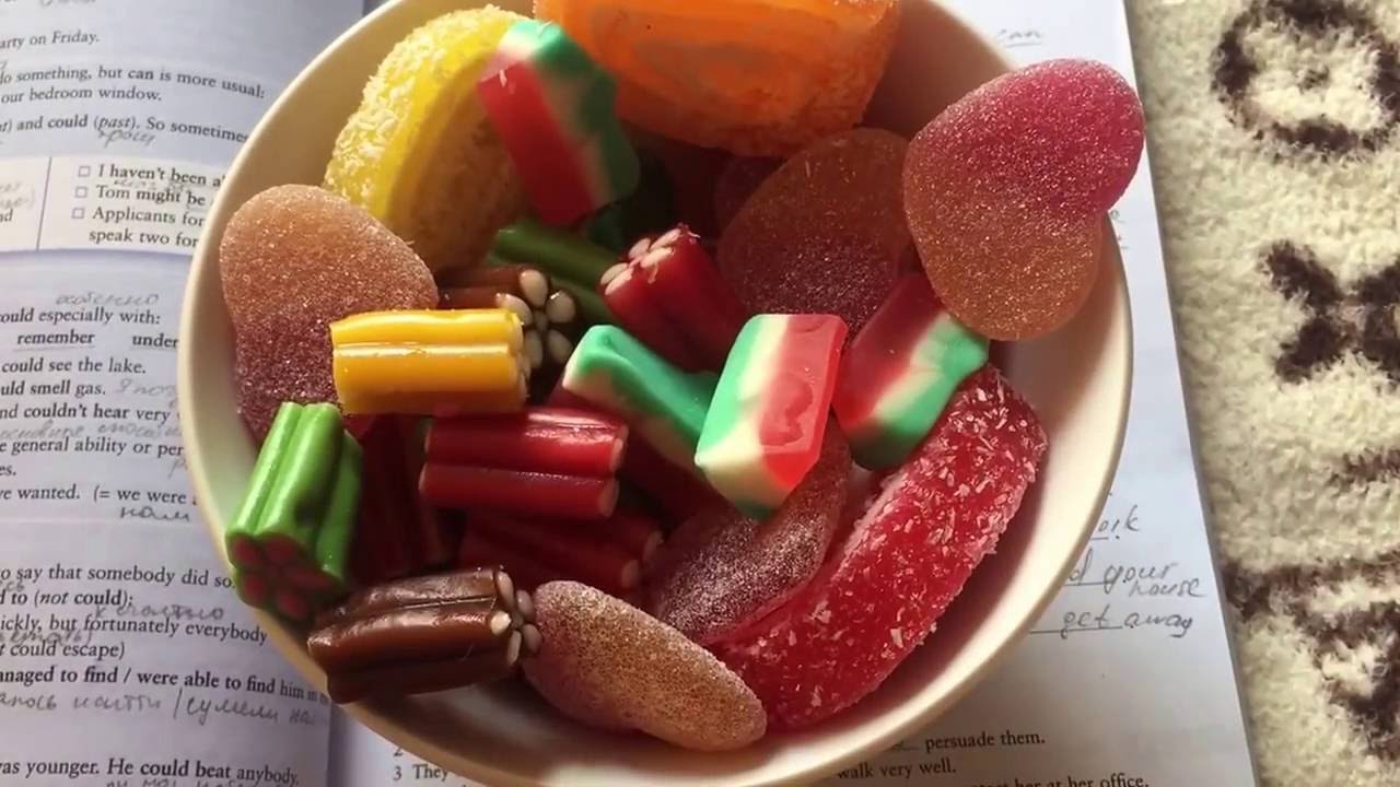 ASMR Eating - Candy and page flipping / АСМР - Конфеты и листание страниц