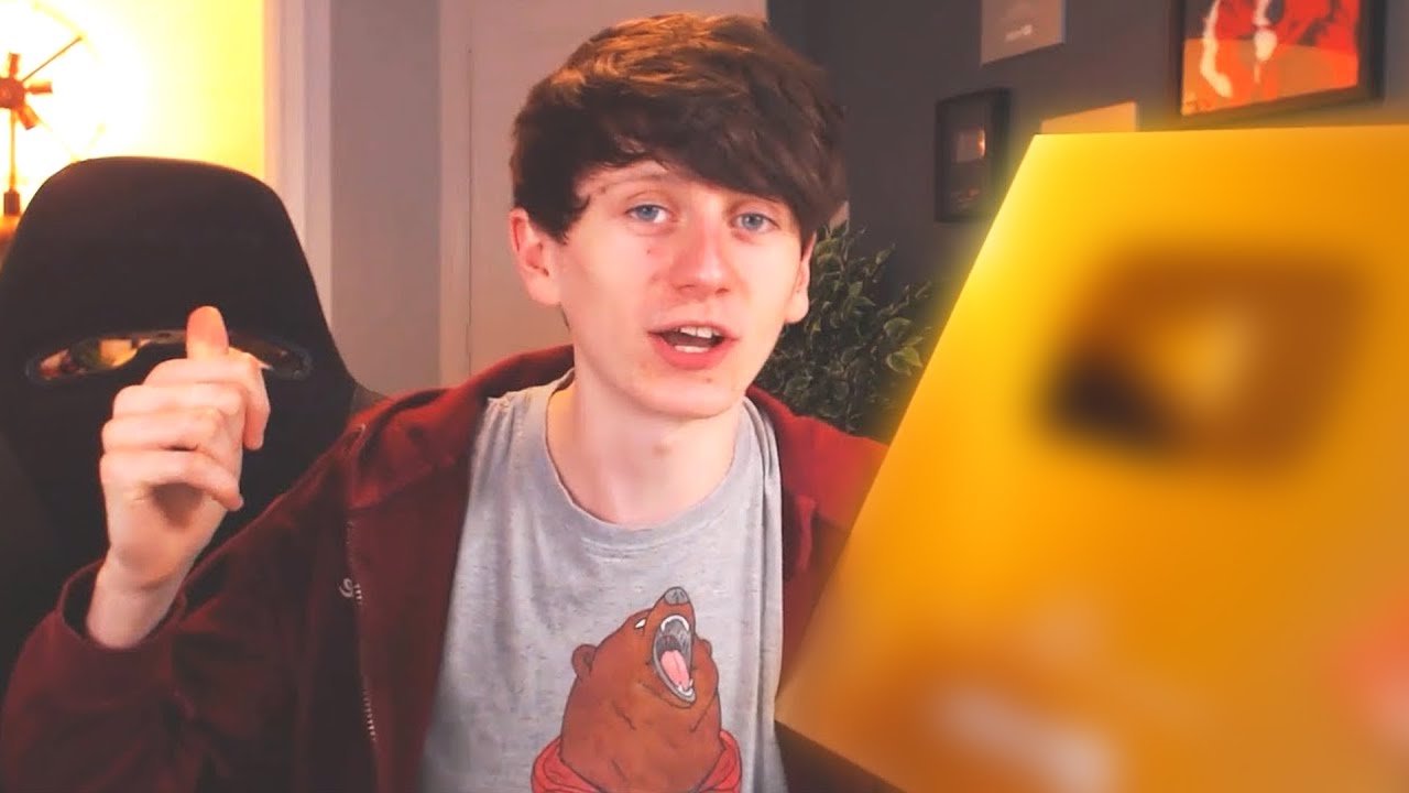 JackSucksAtLife sent me a YOUTUBE PLAY BUTTON