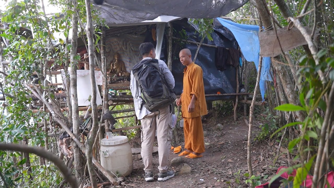 Vị Sư Ẩn Tu Trên Núi Cao 1000 Mét Dựng Lều Đơn Sơ Xem Là Chùa