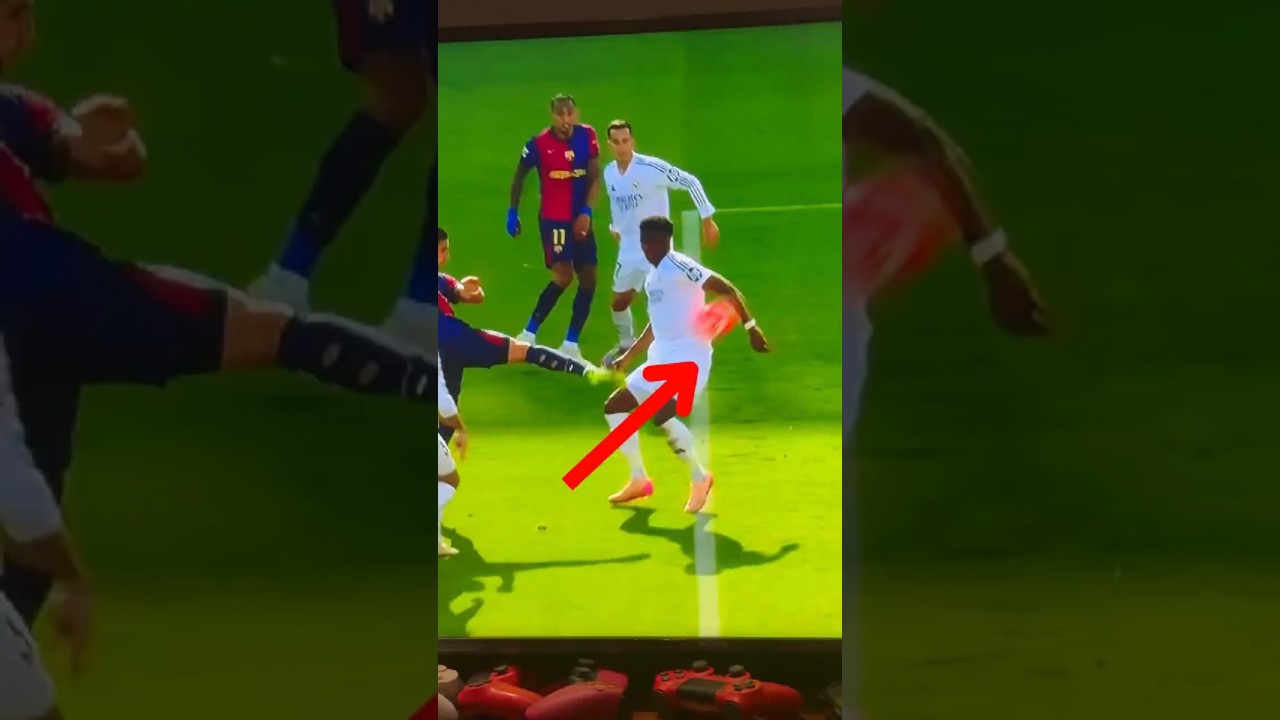 Tchouameni with a clear HANDBALL😨 But No Penalty to Barca ❌  #elclasico #tchouam&eacute;ni