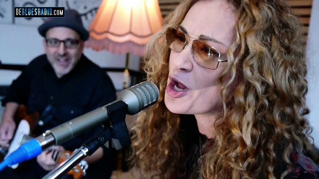 Dana Fuchs - interview & unplugged -  live at www.debluesradio.com - 2018