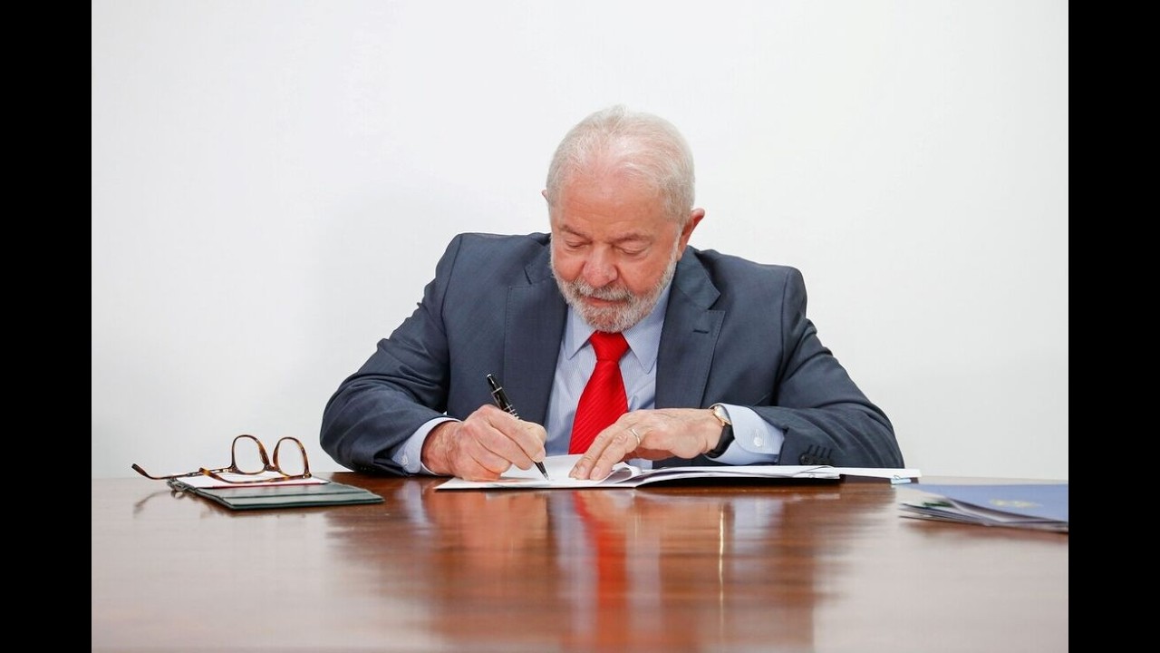 LULA ASSINA NOVA LEI que PARA na HORA seus DESCONTOS em FOLHA de PAGAMENTO