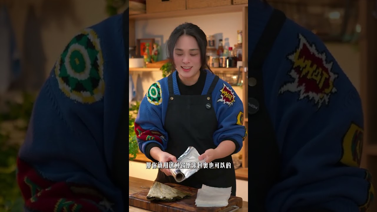 用荷叶把排骨这样包裹住，放粗盐里焗一焗，哇，真的香到流口水，荷叶的清香，盐焗的咸香#盐焗排骨 #家常菜