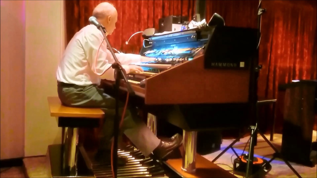 Andrew Gilbert at the Hammond X66 Organ - The Girl From Ipanema
