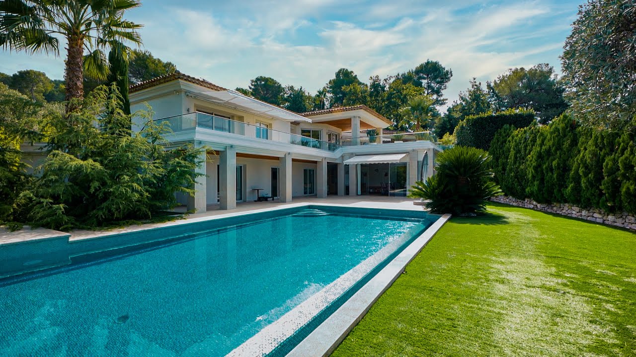 The place to be in Mougins for golf course and security. Asking price: 6.360.000€