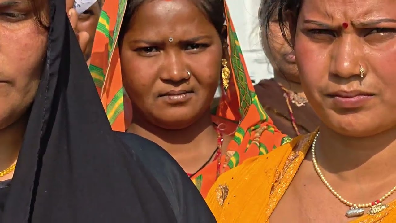 डुमरीया, पंचायत सेवरा ग्राम बिकुआ कला में हम से० महिला प्रकोष्ठ, कि सदस्यता ग्रहण करवाती हुई,