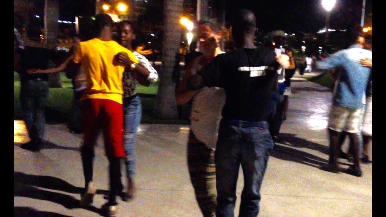 Projeto Kizomba na Rua, dancing at the Marginal de Luanda