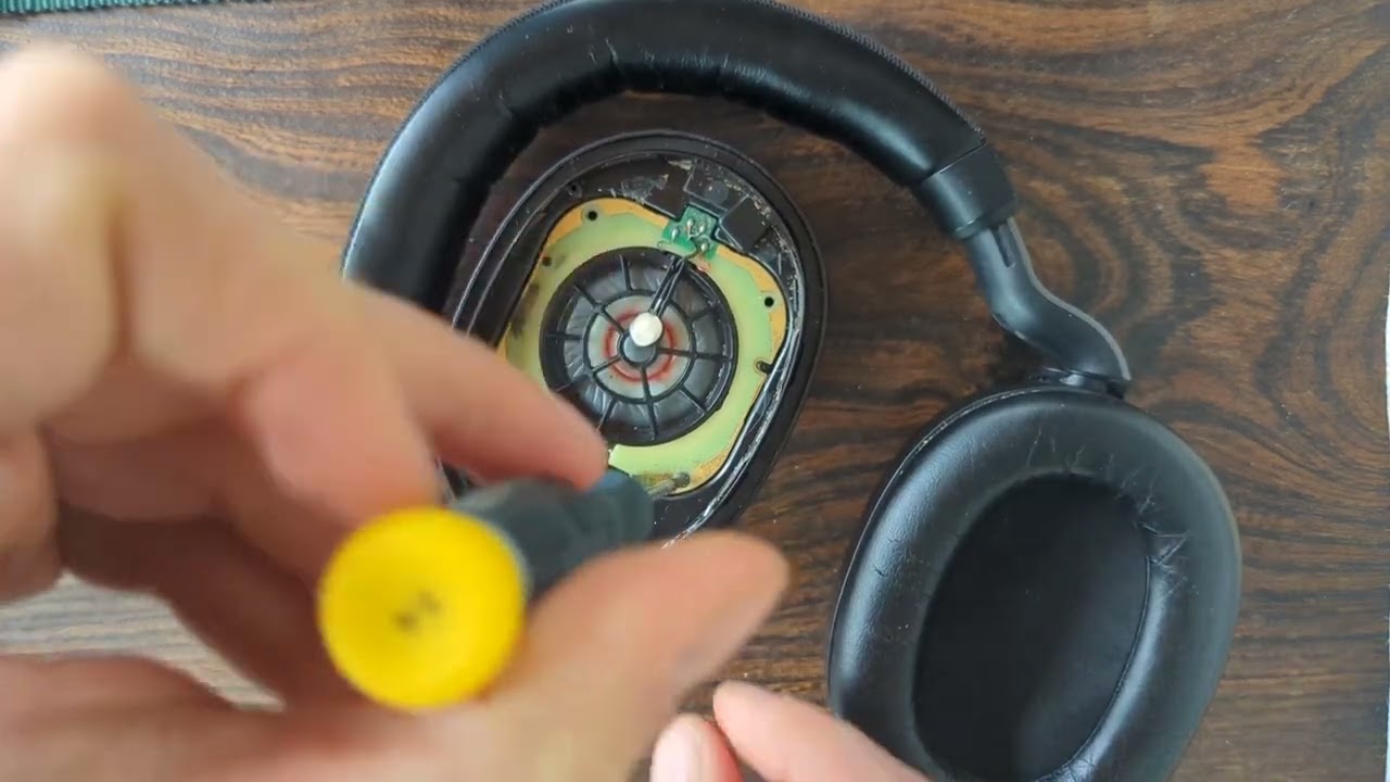 How to fix Jabra Elite 85h headphones that won't charge (3 different fixes to try)