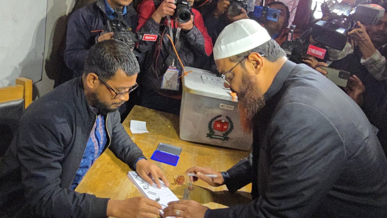 বরিশালে ভোট দিলেন হাতপাখা মার্কার প্রার্থী শায়খে চরমোনাই।