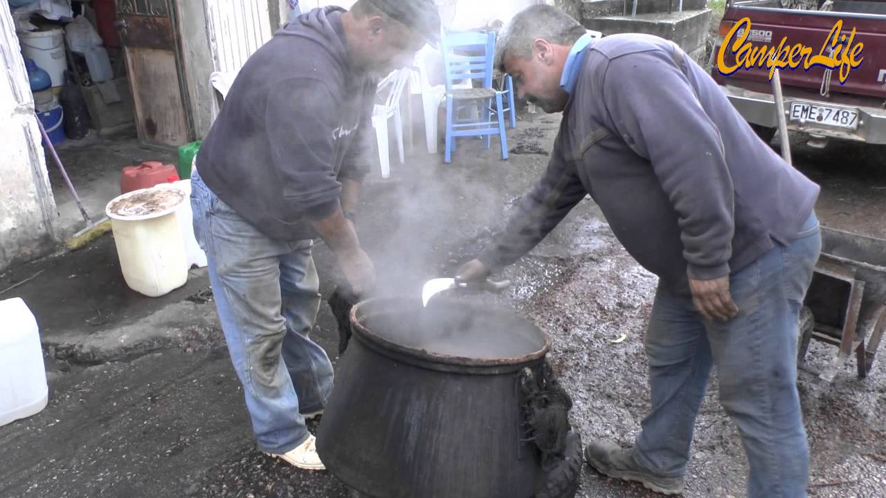 Απόσταξη ρακής σε επαρχιακό δρόμο της Νάξου.