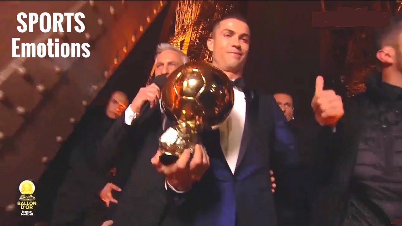ENORME Cristiano Ronaldo reçoit le Ballon d'Or 2017 sur la Tour Eiffel - Palmarès complet