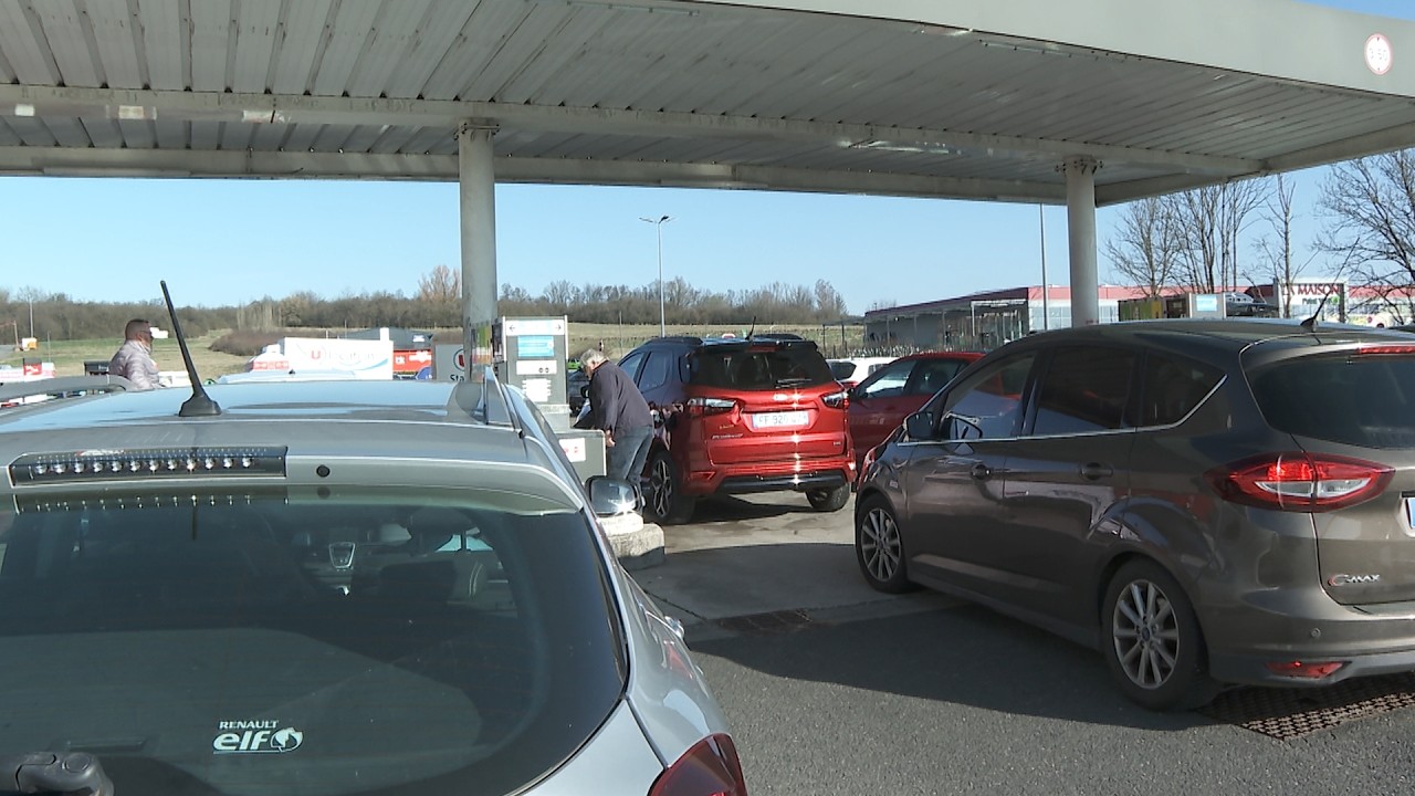 Prix en hausse, pénurie redoutée : les automobilistes se ruent aux pompes