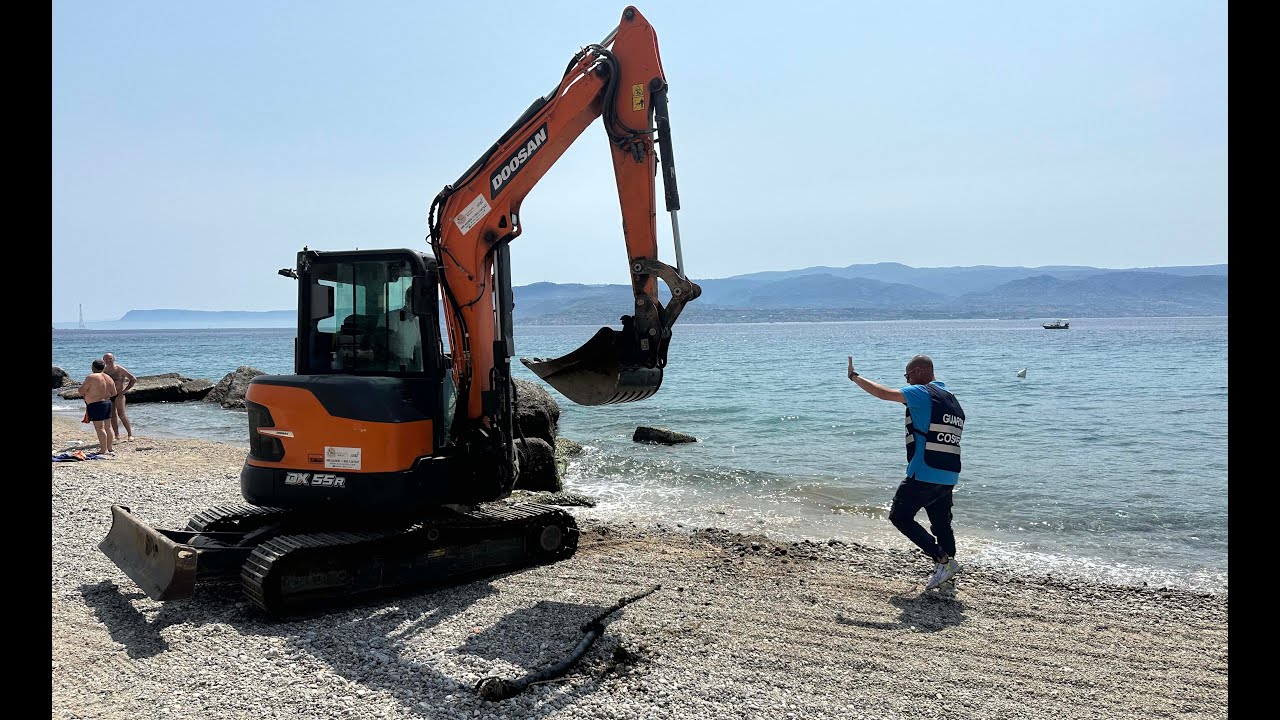 Il mare di Paradiso liberato da carrelli e corpi morti. Sulla spiaggia c'era anche un frigorifero