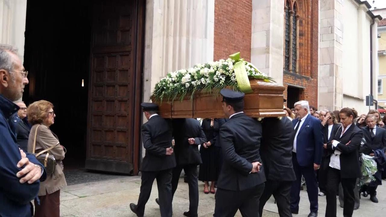 Paola Marella, chiesa gremita per i funerali a Brera: le lacrime del marito e del figlio