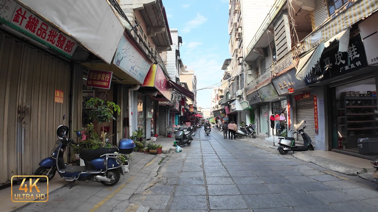 泉州石狮，城隍庙的老街道，小车进不去，摩托车却是来来往往的，两旁的老旧房子店铺林立，售卖各种商品，琳琅满目（4K UHD)