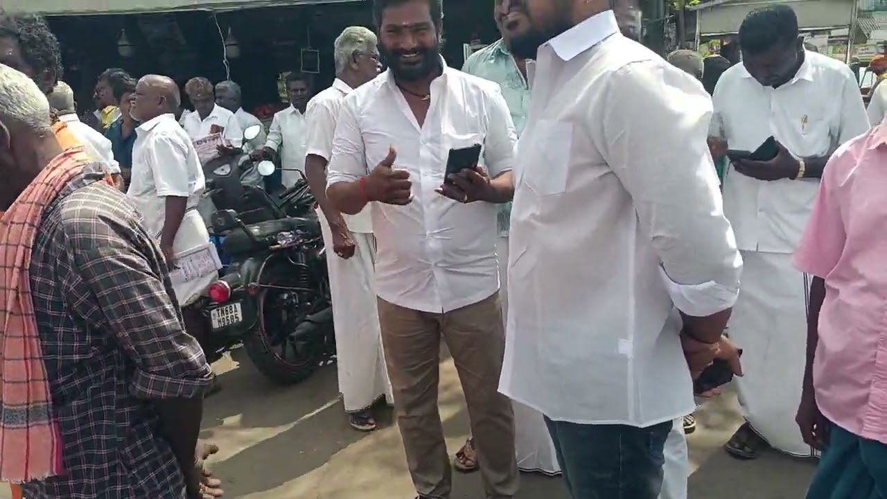 புரட்சி தலைவி தங்கத் தாரகையின் பிறந்த நாள் ஊர்வலத்திற்கு மகாமகக் கும் அருகே கூடும் விசுவாசிகள்