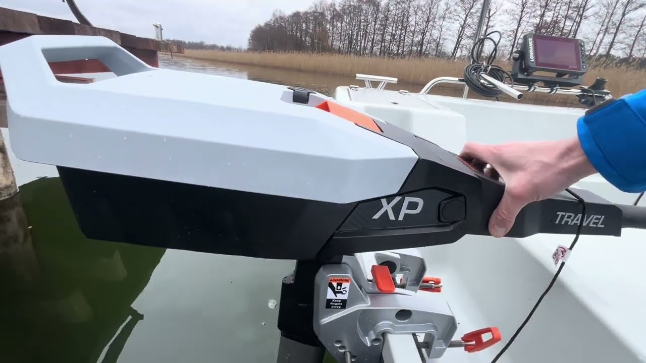 Silnik elektryczny Torqeedo TRAVEL XP o mocy 1600 W ze zintegrowaną baterią na łodzi 3,8 metra.
