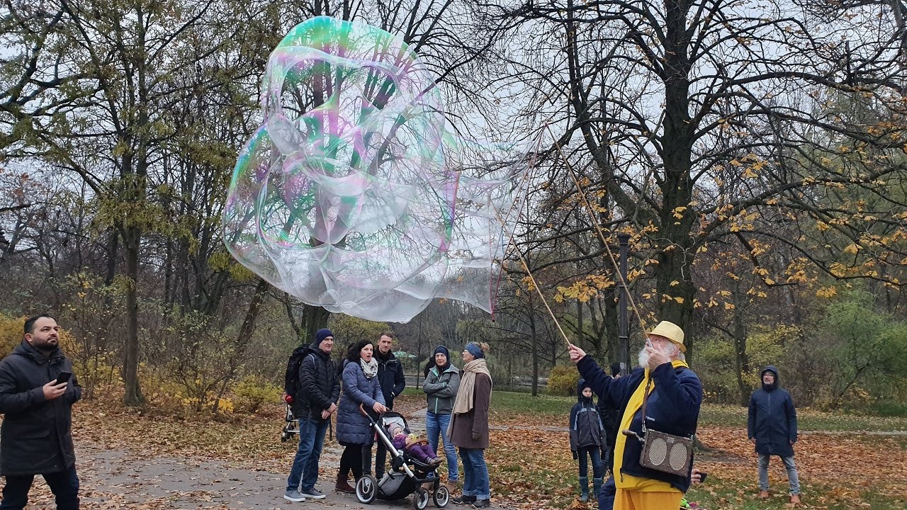 Piotrus Szczeniowski zaubert Skulpturen aus Seifenblasen