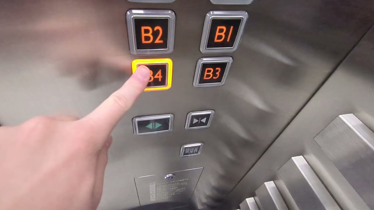 OMMビルのエレベーター（WH8号機）