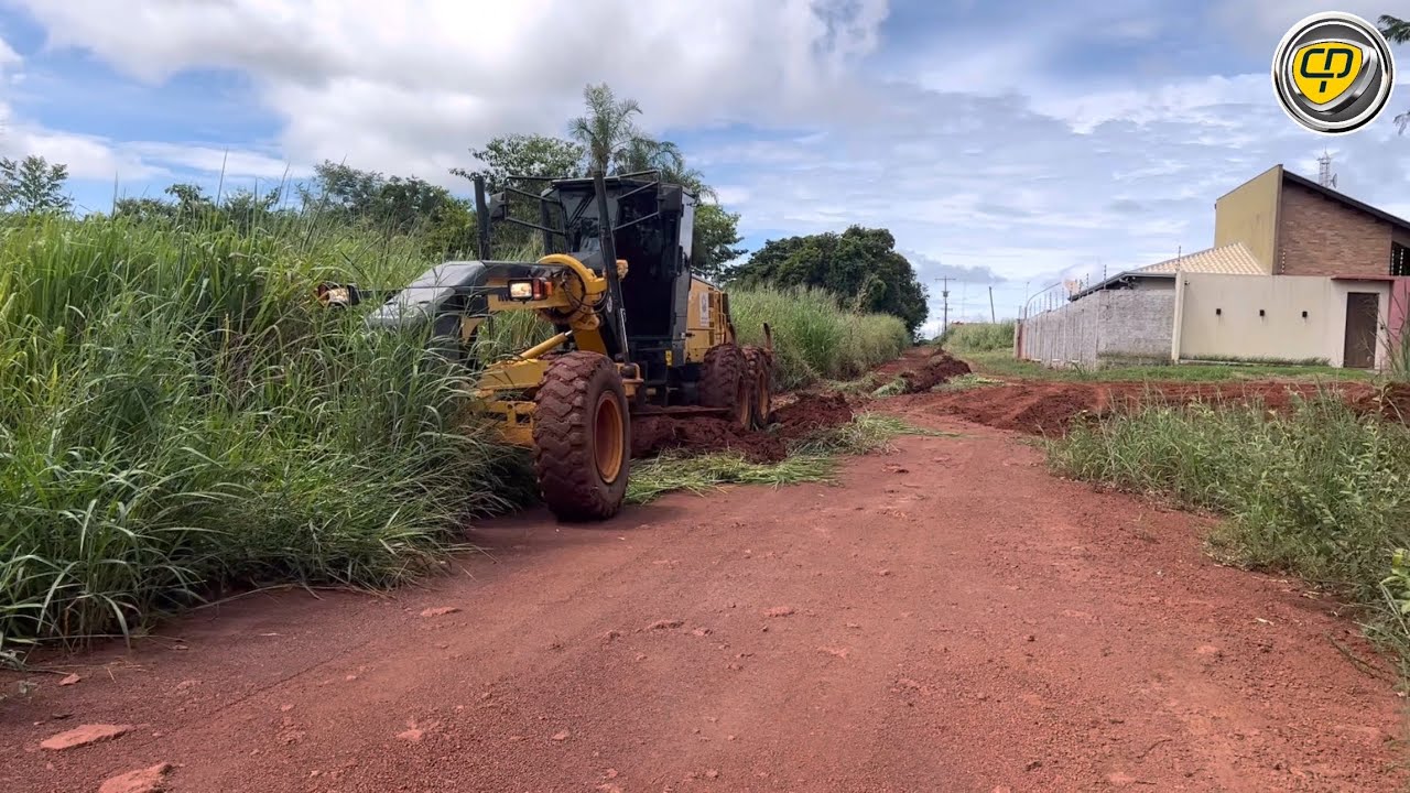 LIMPEZA DE RUA TOMADA POR MATO E ATOLADAS DA GD/Motoniveladora/Patrola/Patrol/Road Grader.