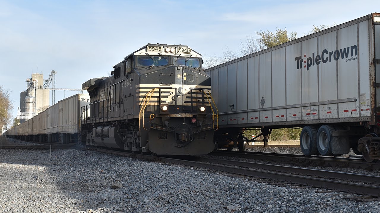 NS 256 & NS 255 Triple Crown Roadrailer Train Meet