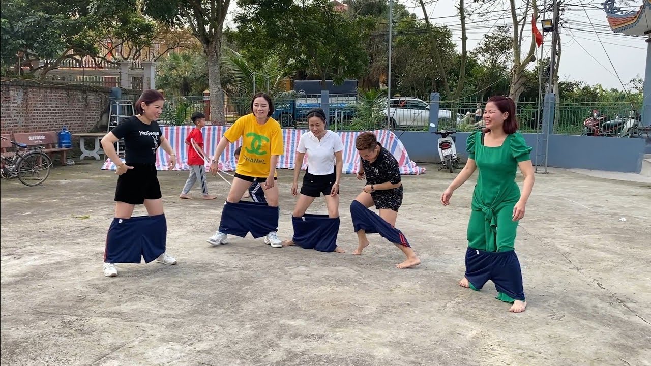 Trò Chơi mặc quần không dùng tay Cười đau bụng