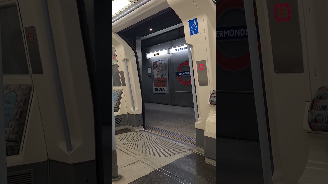 Jubilee Line 1996 stock doors closing #jubileeline #london #londonunderground #traindoors