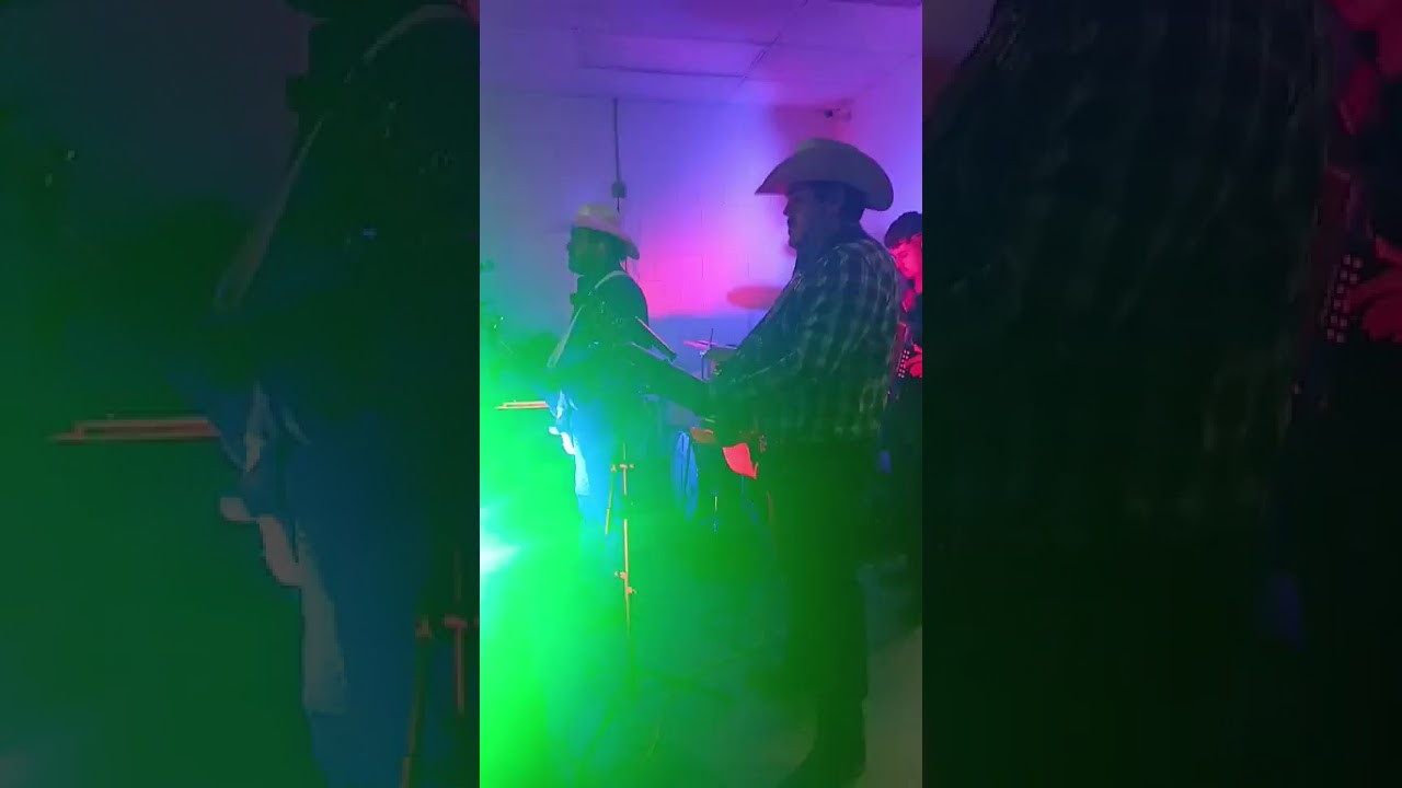 Festejando a la cumplean̈era!
