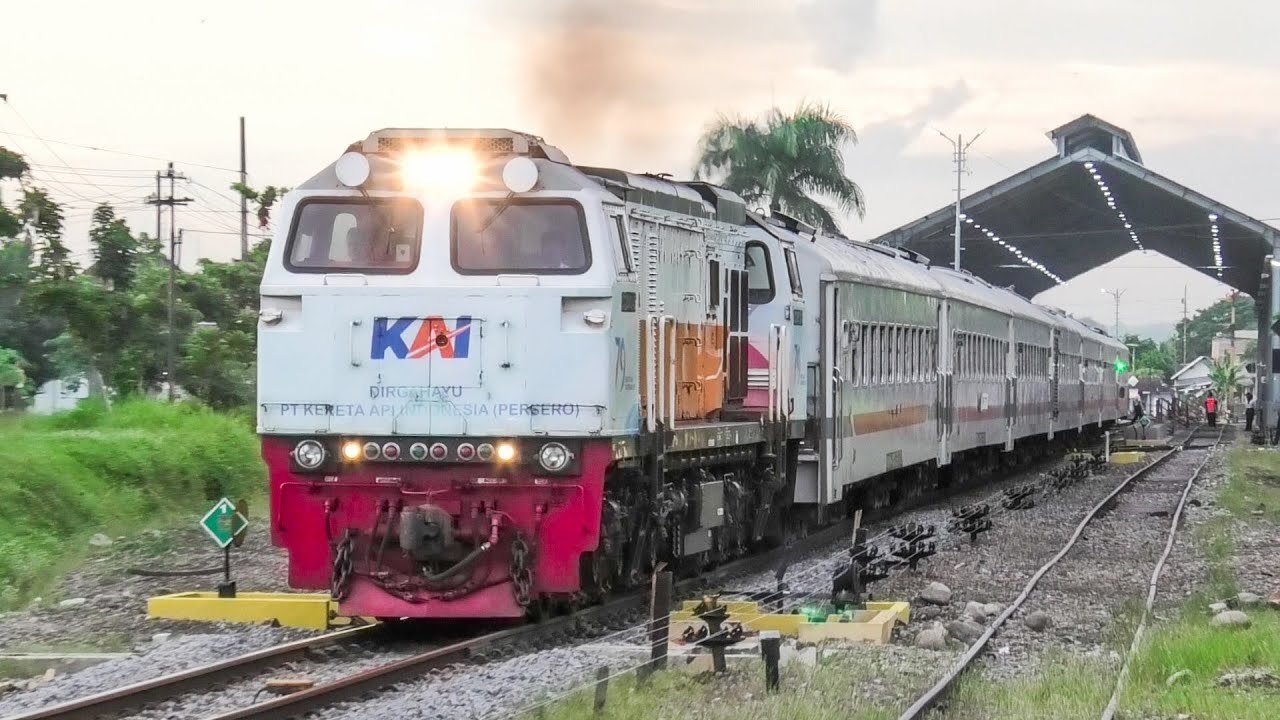 GAGAH & GANTENG ! KERETA API LOKAL DITARIK LOKOMOTIF CC 206 GASSPOLL BERANGKAT STASIUN