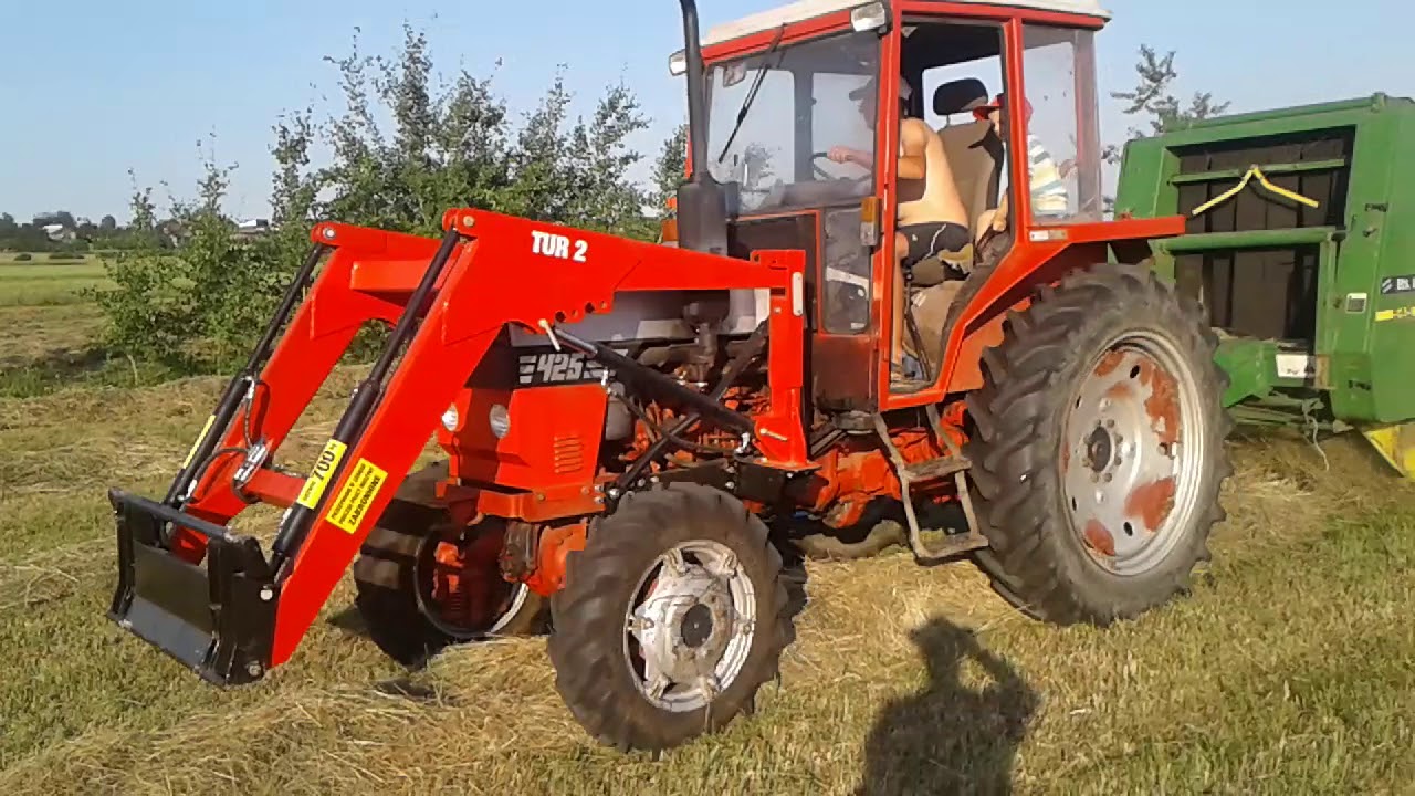 Prasowanie siana John Deere i Belarus 425