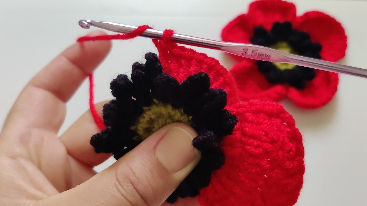 Learn the crochet poppy flower tutorial and unlock a world of vibrant beauty.
