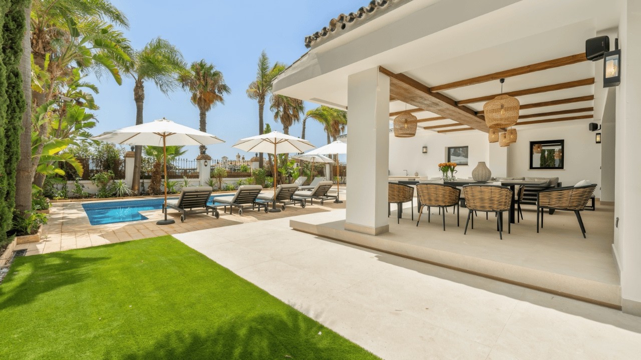 BEACHFRONT! +2.100€ /night PUERTO BANUS Marbella Villa 11 Guests DV3465