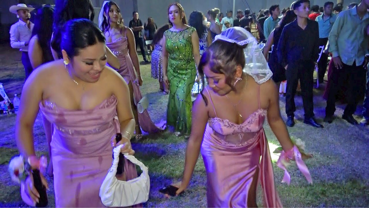 Mujeres Bellas Bailando Con Los Del Sabor En La Costa Chica de Guerrero! 