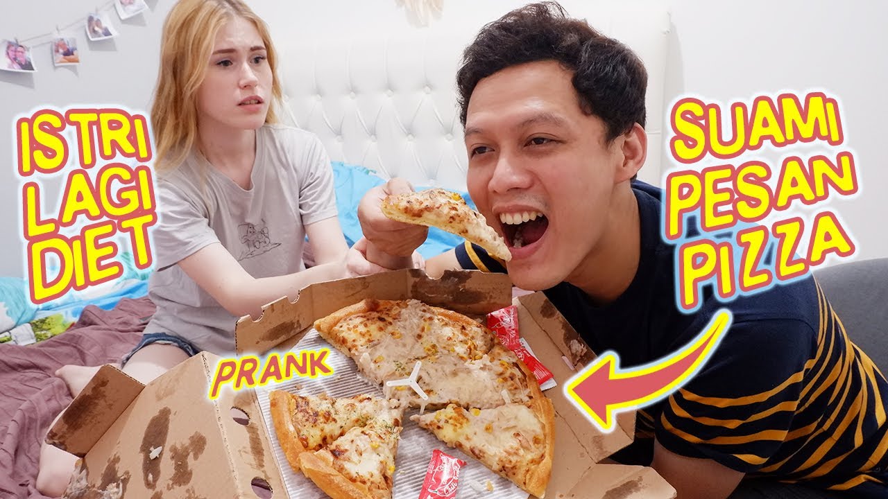 PRANK KE ISTRI BULE YANG LAGI MAU HIDUP SEHAT / DIET DENGAN MAKAN PIZZA DIDEPANNYA 🤣