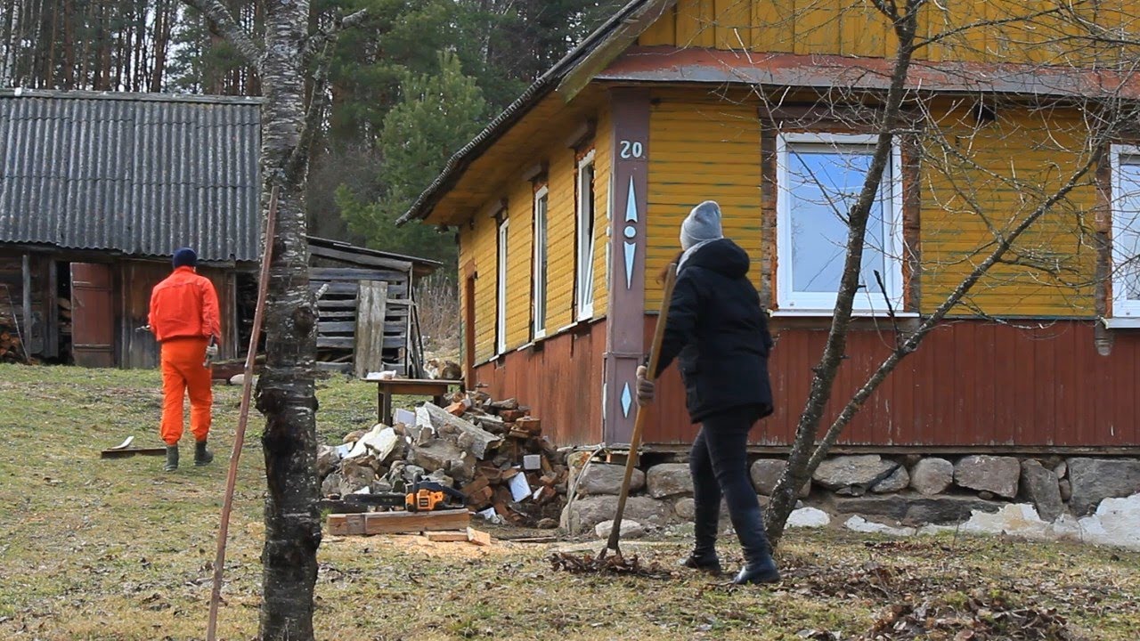 LIFTING THE HOUSE. Align the corners of the forest cabin. Construction materials have been delivered