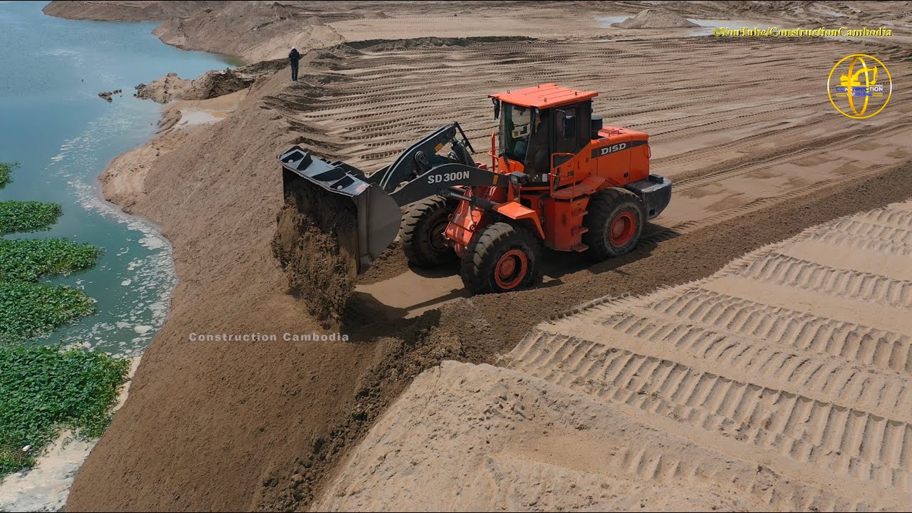 Wheel Loader Operator Skills - DISD SD300N Wheel Loader Loading Sand Into Water