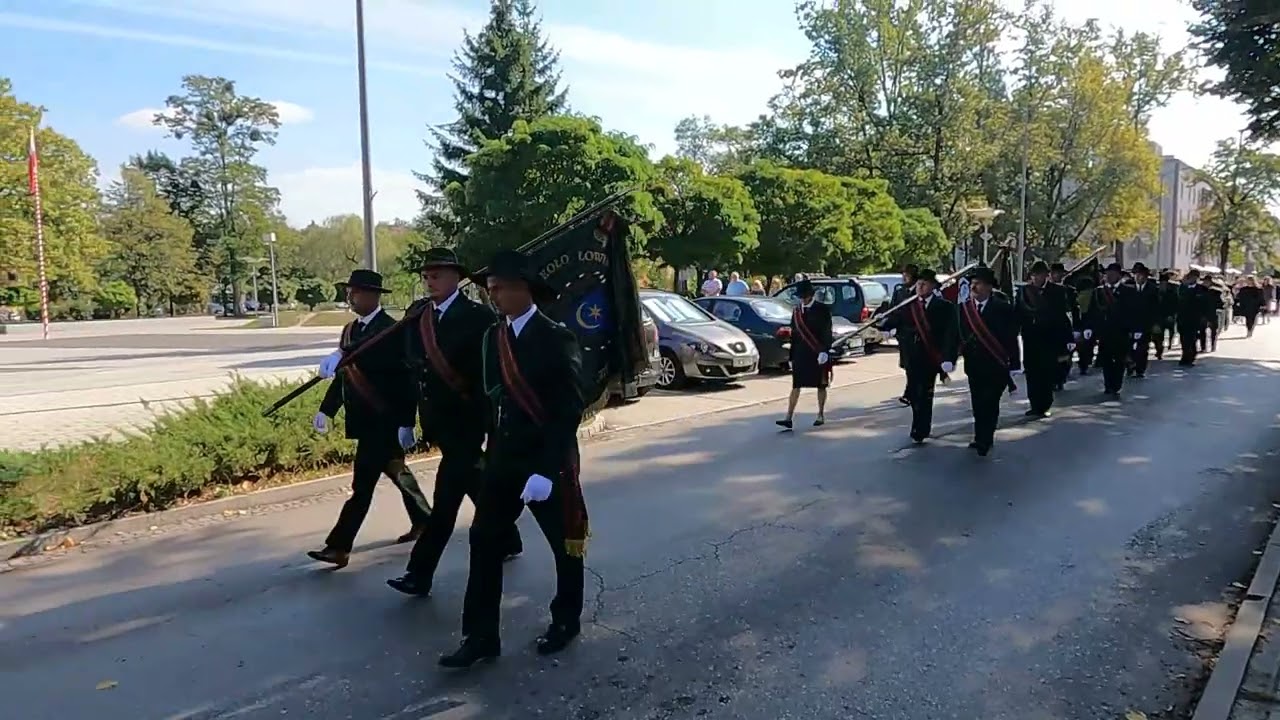 Przemarsz Młodzieżowej Orkiestry Dętej z Chmielowa na 75-leciu Koła Łowieckiego 