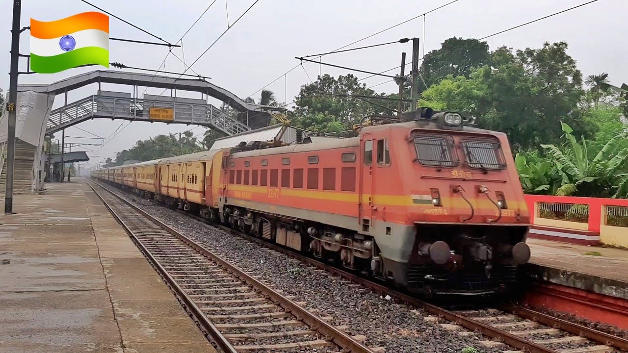 Extreme Stromy Train Attacks : Teesta Torsa Express Dangerous Aggressive Passing Throughout Railgate